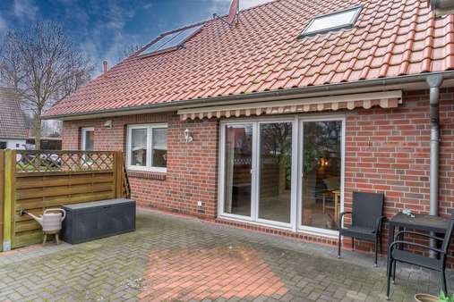 Außenansicht mit Terrasse - Doppelhaushälfte in 26655 Westerstede mit 153m² kaufen