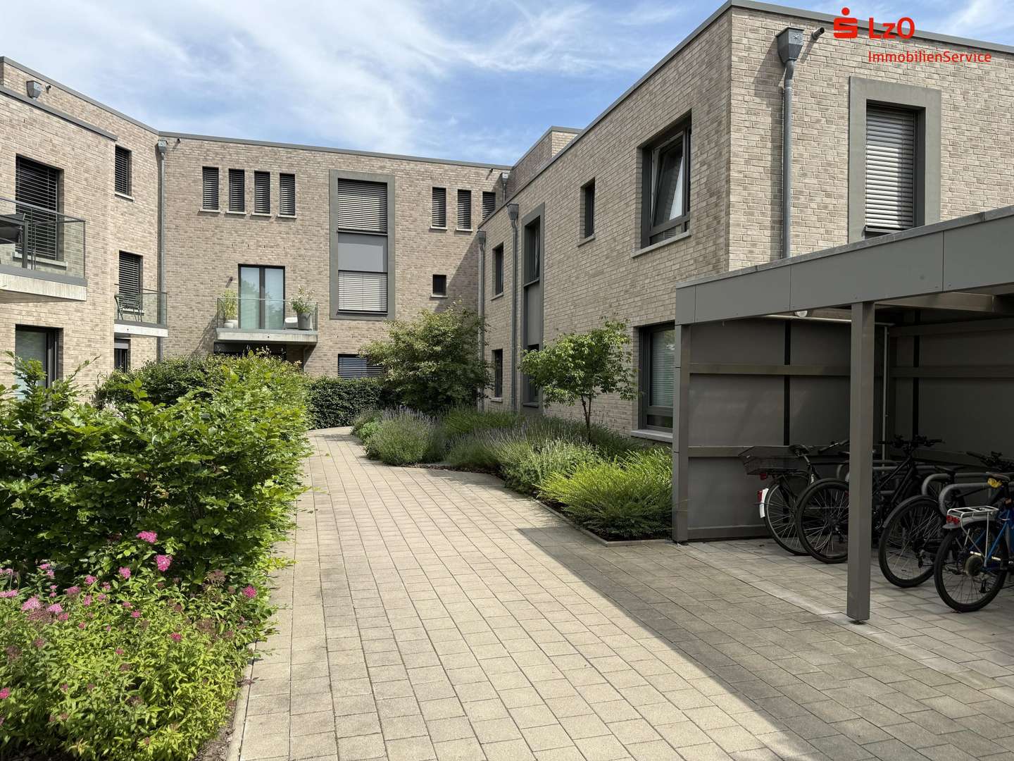 Zugang zum Eingang / Straßenansicht Zugang zum Eingang / Straßenansicht - Erdgeschosswohnung in 26125 Oldenburg mit 75m² kaufen