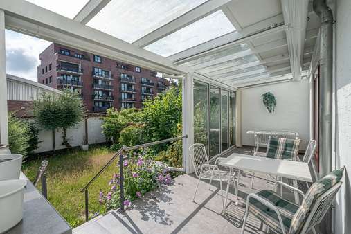 überdachte Terrasse mit Blick in den Garten überdachte Terrasse mit Blick in den Garten - Reihenmittelhaus in 27570 Bremerhaven mit 132m² kaufen