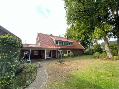 Gartenansicht mit überdachter Terrasse Gartenansicht mit überdachter Terrasse - Einfamilienhaus in 49685 Emstek mit 245m² kaufen