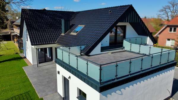 Drohnenaufnahme Dachterrasse - Zweifamilienhaus in 26131 Oldenburg mit 245m² günstig kaufen