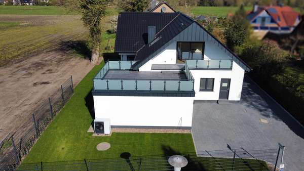 Drohnenaufnahme Frontal - Zweifamilienhaus in 26131 Oldenburg mit 245m² günstig kaufen