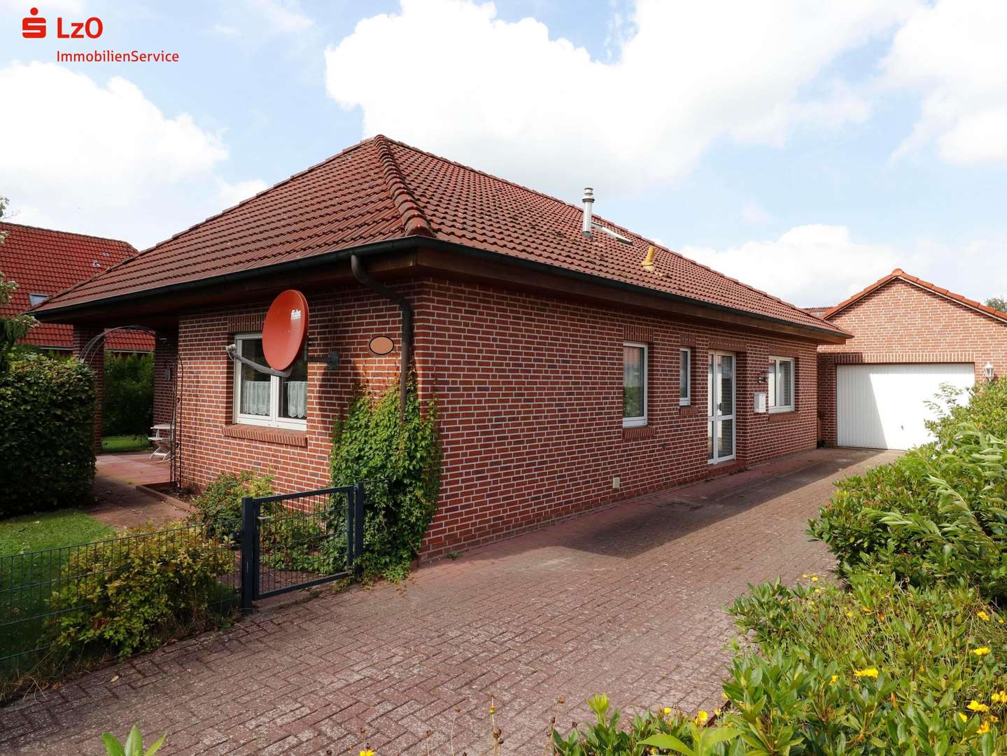 Auffahrt mit Haupteingang - Bungalow in 26683 Saterland mit 105m² kaufen