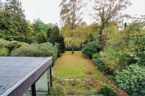 Blick in den Garten - Einfamilienhaus in 26160 Bad Zwischenahn mit 243m² günstig kaufen