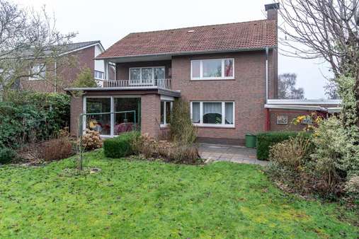 Rückansicht - Einfamilienhaus in 26316 Varel mit 218m² günstig kaufen