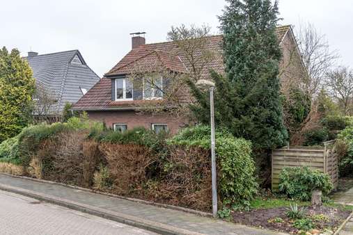 Straßenansicht - Einfamilienhaus in 26316 Varel mit 218m² günstig kaufen