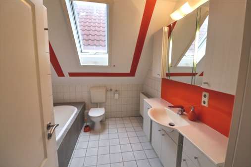 Hausnr. 53: Badezimmer - Zweifamilienhaus in 26188 Edewecht mit 218m² günstig kaufen