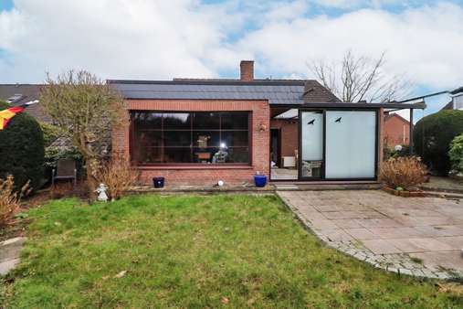 Blick vom Garten zum Haus - Einfamilienhaus in 27753 Delmenhorst mit 140m² günstig kaufen