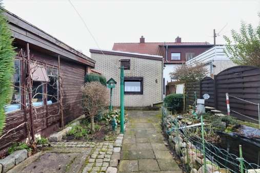 Blick vom Garten zum Haus - Doppelhaushälfte in 27751 Delmenhorst mit 87m² günstig kaufen