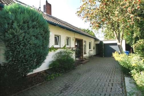 Außenansicht - Einfamilienhaus in 26180 Rastede mit 252m² kaufen