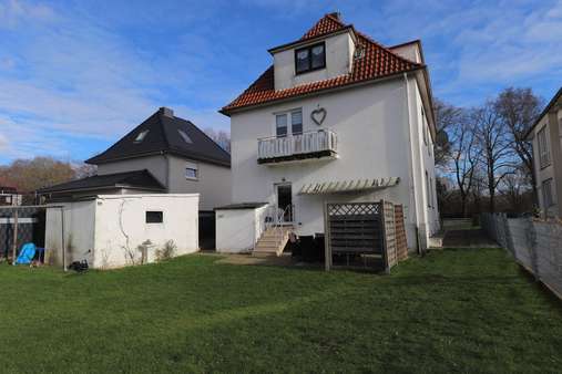 Blick vom Garten zum Haus - Mehrfamilienhaus in 27753 Delmenhorst mit 240m² günstig kaufen