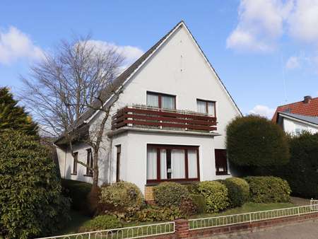 Vorderansicht mit Erker und Balkon - Einfamilienhaus in 26169 Friesoythe mit 142m² günstig kaufen
