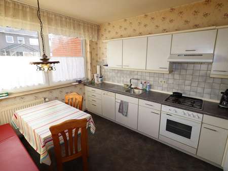 Küche mit Blick zur Vorderseite - Doppelhaushälfte in 26676 Barßel mit 97m² günstig kaufen