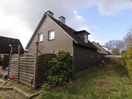 Seitenansicht mit Terrasse und Rückseite - Einfamilienhaus in 26683 Saterland mit 124m² günstig kaufen