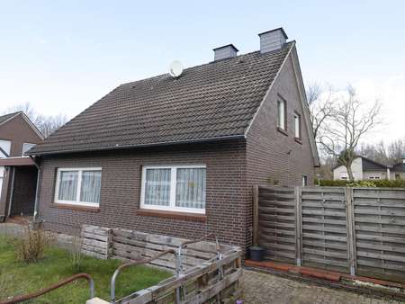 Vorderseite mit Seitenansicht - Einfamilienhaus in 26683 Saterland mit 124m² günstig kaufen