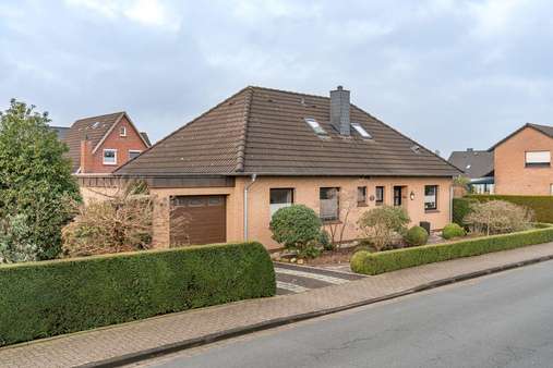 Vorderansicht - Einfamilienhaus in 26316 Varel mit 158m² günstig kaufen