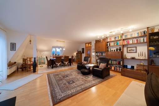 Wohn- und Essbereich - Dachgeschosswohnung in 26122 Oldenburg mit 145m² günstig kaufen