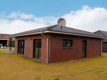 Garten-/ und Seitenansicht mit Nebeneingang - Bungalow in 26676 Barßel mit 105m² kaufen