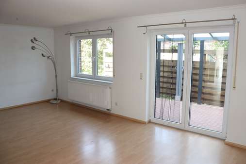 Wohn-/Esszimmer mit Zugang zur überdachten Terrasse - Doppelhaushälfte in 27793 Wildeshausen mit 116m² kaufen