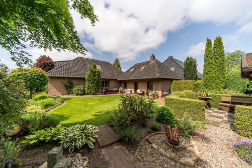 Außenansicht mit Garten - Bungalow in 26655 Westerstede mit 227m² kaufen