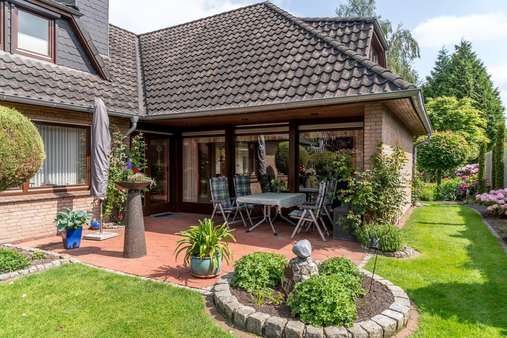 Außenansicht mit Terrasse - Bungalow in 26655 Westerstede mit 227m² kaufen