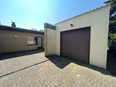 Garage und Seiteneingang Bungalow - Zweifamilienhaus in 27755 Delmenhorst mit 179m² kaufen