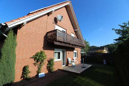 Seitenansicht mit Terrasse - Zweifamilienhaus in 49401 Damme mit 166m² günstig kaufen