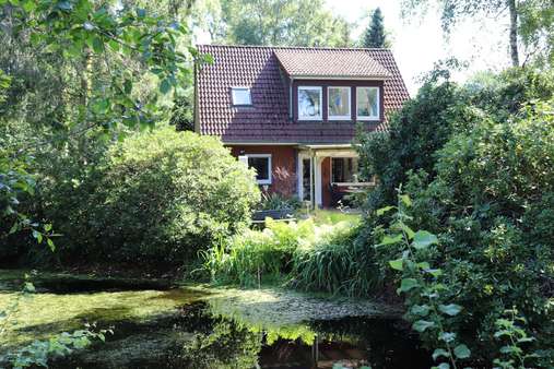 Blick über den Gartenteich - Einfamilienhaus in 27793 Wildeshausen mit 112m² günstig kaufen