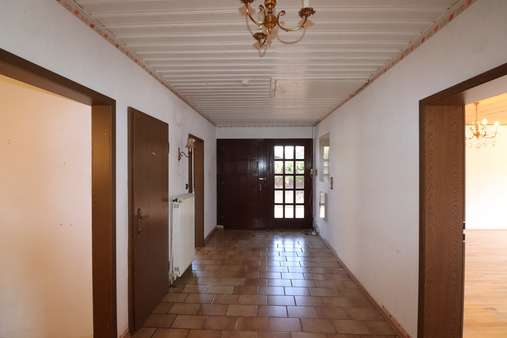 Eingangsbereich mit Blick zur Haustür - Bungalow in 27751 Delmenhorst mit 120m² kaufen