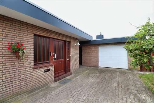 Eingangstür - Bungalow in 26127 Oldenburg mit 178m² kaufen