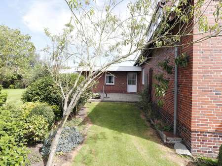 Garten mit Blick zur Terrasse - Einfamilienhaus in 26676 Barßel mit 163m² kaufen