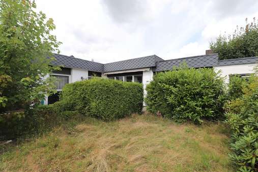 Blick vom Garten zum Haus - Bungalow in 27751 Delmenhorst mit 113m² kaufen