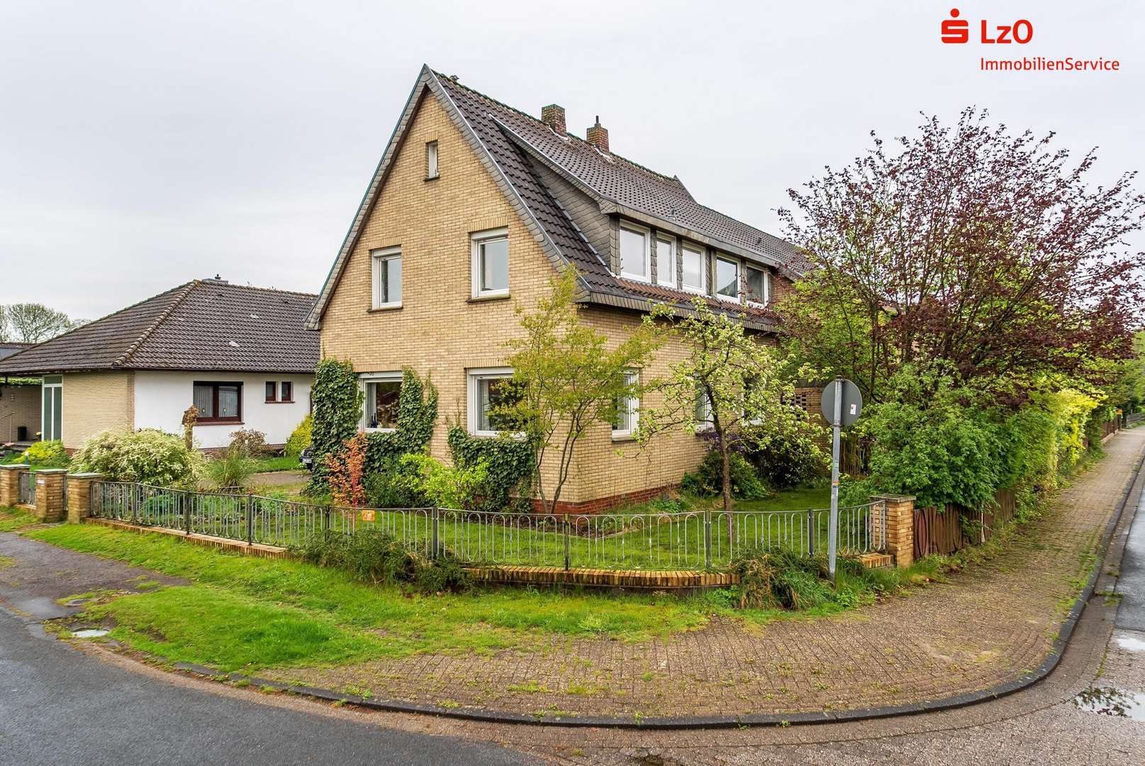 Außenansicht Außenansicht - Einfamilienhaus in 26127 Oldenburg mit 253m² kaufen