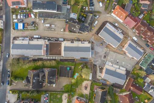 Luftaufnahme April 2022 - Erdgeschosswohnung in 26316 Varel mit 110m² günstig kaufen
