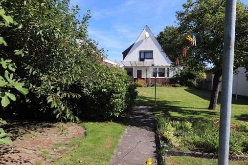 Blick vom Garten zum Haus - Einfamilienhaus in 27751 Delmenhorst mit 90m² kaufen