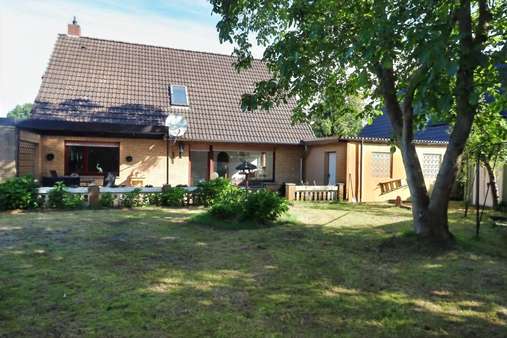 Blick von Garten zum Haus - Einfamilienhaus in 27753 Delmenhorst mit 135m² kaufen