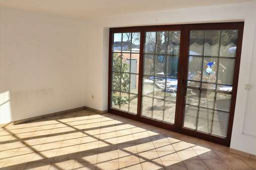 Wohnzimmer mit Zugang zur Terrasse - Doppelhaushälfte in 27777 Ganderkesee mit 92m² kaufen