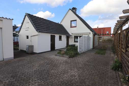 Blick zur Terrasse - Einfamilienhaus in 27755 Delmenhorst mit 80m² kaufen