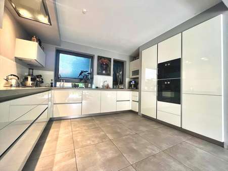 Die exklusive Küche ist mit hochwertigen Geräten ausgestattet - Reihenmittelhaus in 26389 Wilhelmshaven mit 120m² kaufen