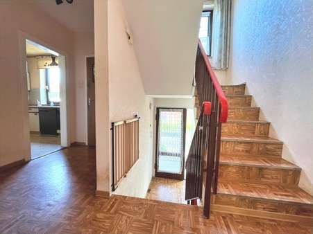 Eine schörkellose Treppe verbindet die Etagen - Reihenmittelhaus in 26386 Wilhelmshaven mit 116m² kaufen