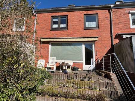 Sonnige Hochterrasse mit Blick in den Garten - Reihenmittelhaus in 26386 Wilhelmshaven mit 116m² kaufen