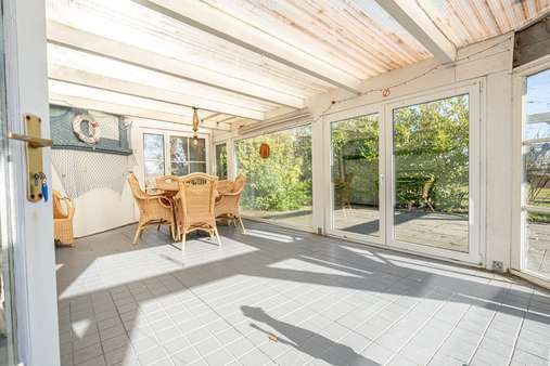 Stimmungsvoller Platz bei jedem Wetter Stimmungsvoller Platz bei jedem Wetter - Mehrfamilienhaus in 26434 Wangerland mit 310m² als Kapitalanlage kaufen