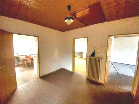 Alle Räume gruppieren sich um den zentralen Flur - Einfamilienhaus in 26434 Wangerland mit 79m² kaufen