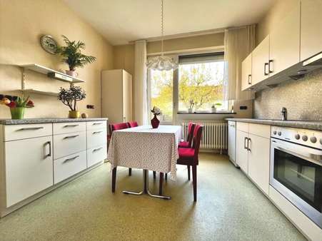 Die Wohnküche mit Zugang zur Terrasse und Blick in den Garten - Einfamilienhaus in 26382 Wilhelmshaven mit 120m² kaufen