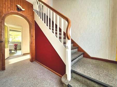 Die feine Holztreppe sorgt für einen bequemen Aufstieg ins Obergeschoss - Einfamilienhaus in 26382 Wilhelmshaven mit 120m² kaufen
