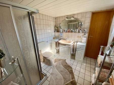 Schön groß ist das Tageslichtbad - Einfamilienhaus in 26386 Wilhelmshaven mit 125m² günstig kaufen