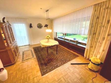 Eleganter Parkettboden prägt das Esszimmer - Villa in 26384 Wilhelmshaven mit 198m² kaufen