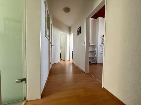 Der gerade Flur verbindet die Räume optimal - Etagenwohnung in 26382 Wilhelmshaven mit 79m² kaufen