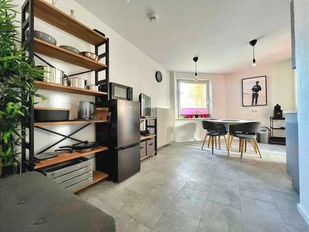 In der individuell eingerichteten Küche ist noch Platz für den Esstisch - Etagenwohnung in 26382 Wilhelmshaven mit 79m² kaufen