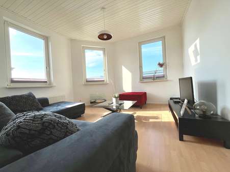 Viel Tageslicht flutet das Wohnzimmer - Etagenwohnung in 26382 Wilhelmshaven mit 79m² kaufen